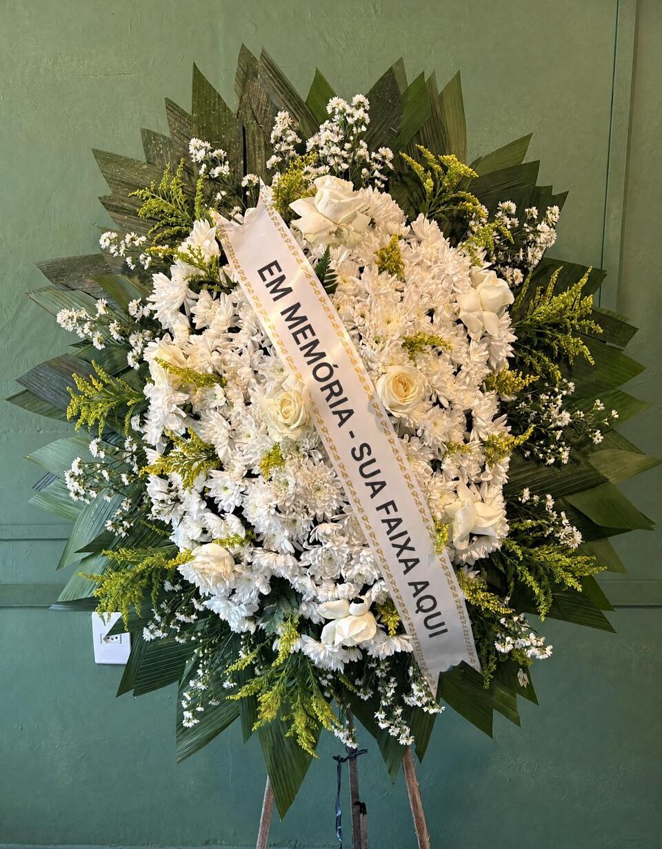 WhatsApp-Image-2026-09-01-at-08.48.47-e1789473960807.jpeg Coroa de Flores Tradicional BH 03 - Rosas Brancas - Imagem 1